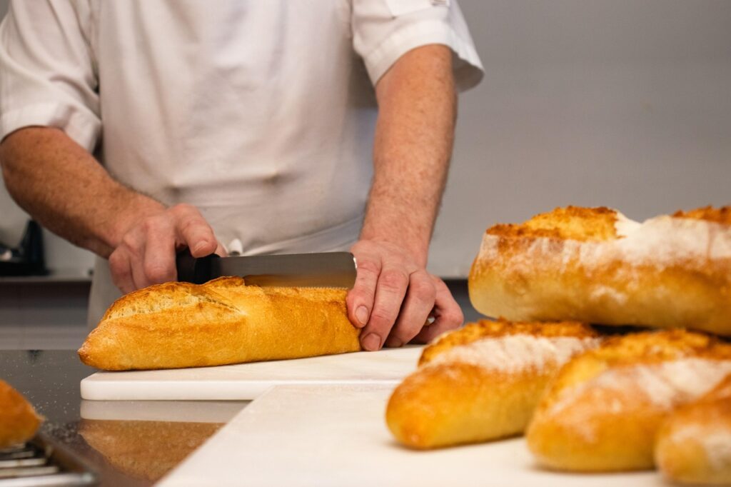 How to Use a bread knife