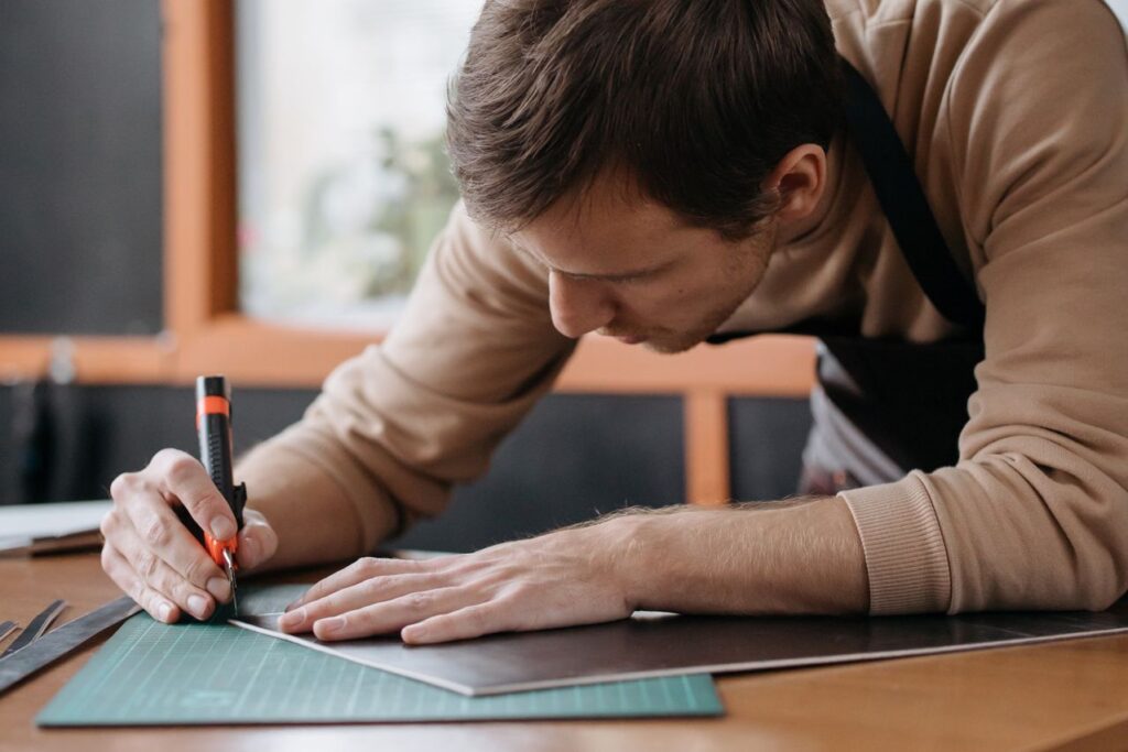 Precise cutting with a knife