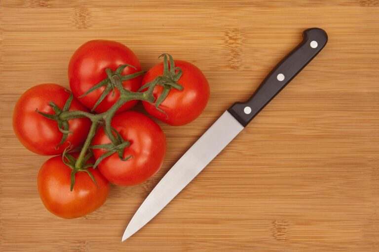 how to use a tomato knife